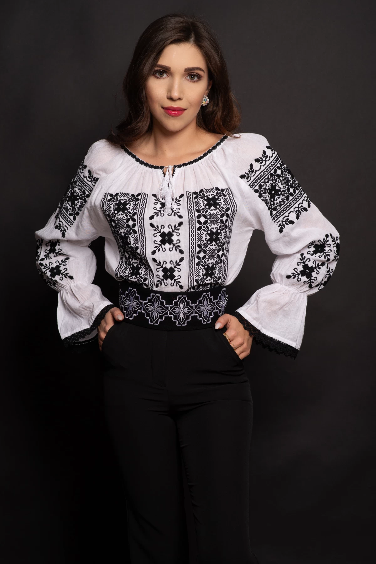 ie-traditionala-alba-din-bumbac-vera-cu-broderie-florala-neagra_87926