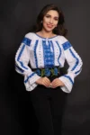 ie-traditionala-din-bumbac-alba-cu-broderie-albastra-cu-motive-geometrice