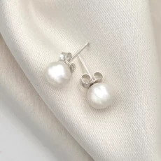 cercei perlati picaturi albe de eleganta